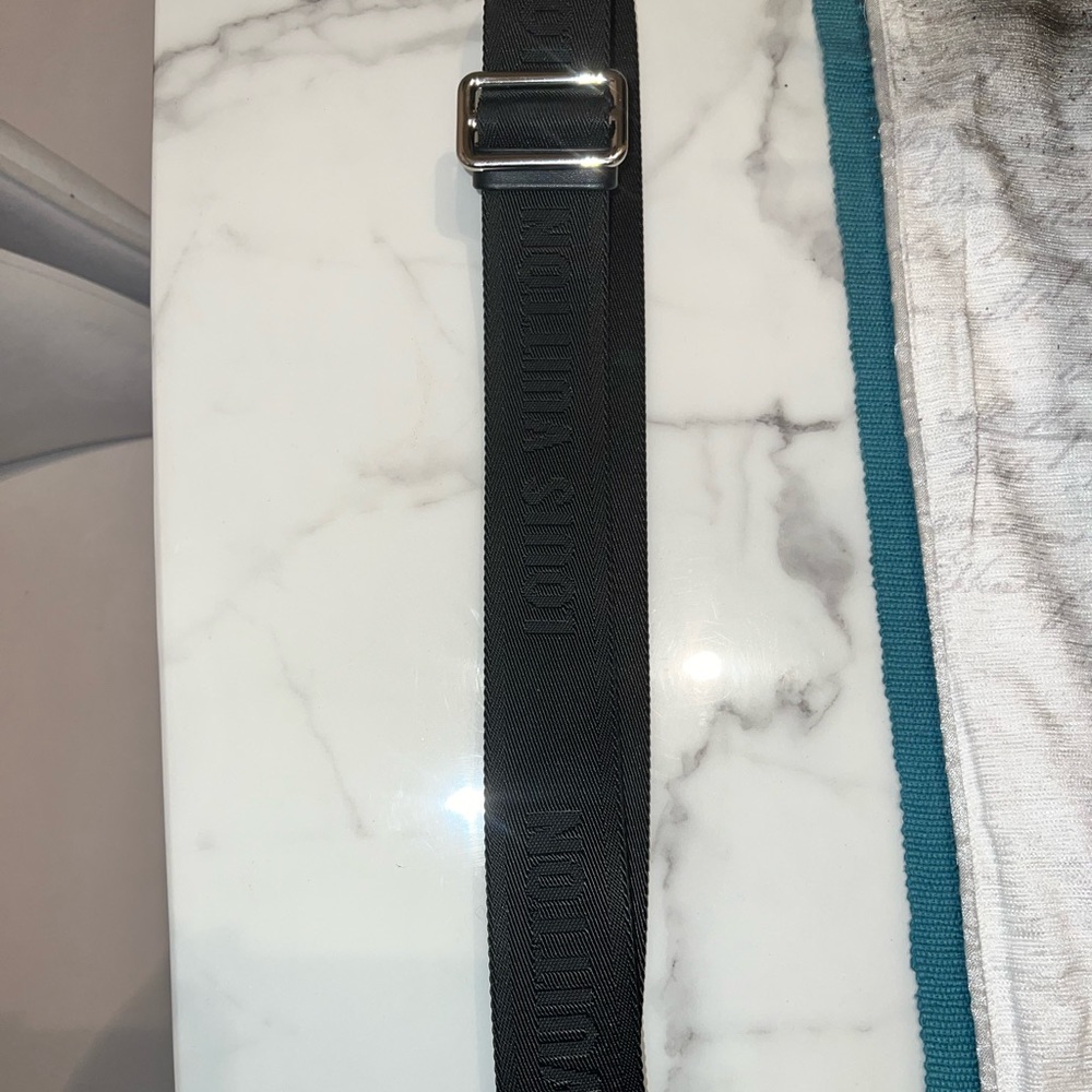 2021 Louis Vuitton Mens Messenger Bag - Picture 4 of 9